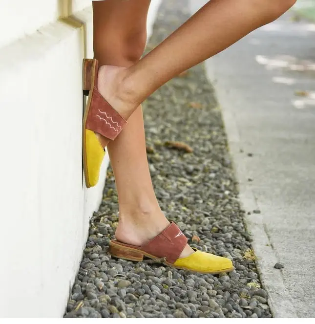 Zapatos mule Luau Shoes amarillo y marrón - 2