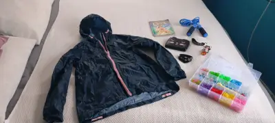 Chaqueta impermeable azul con capucha - miniatura 1