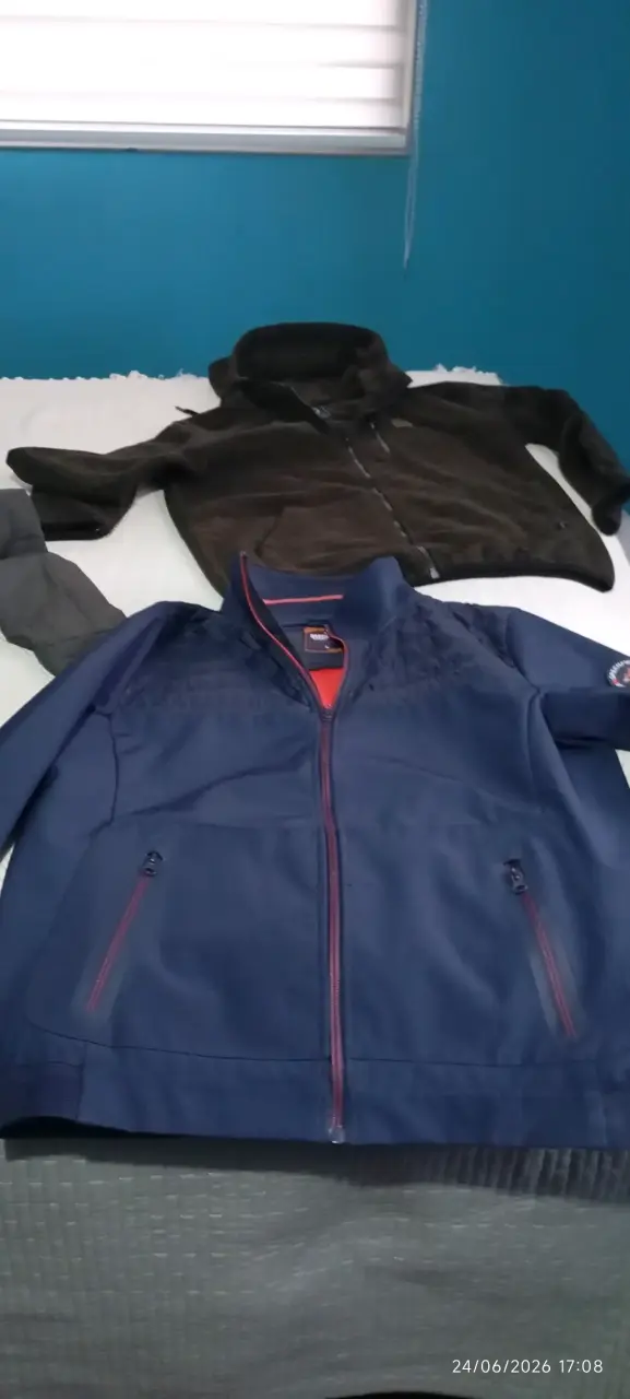 Chaqueta impermeable azul con capucha - 2