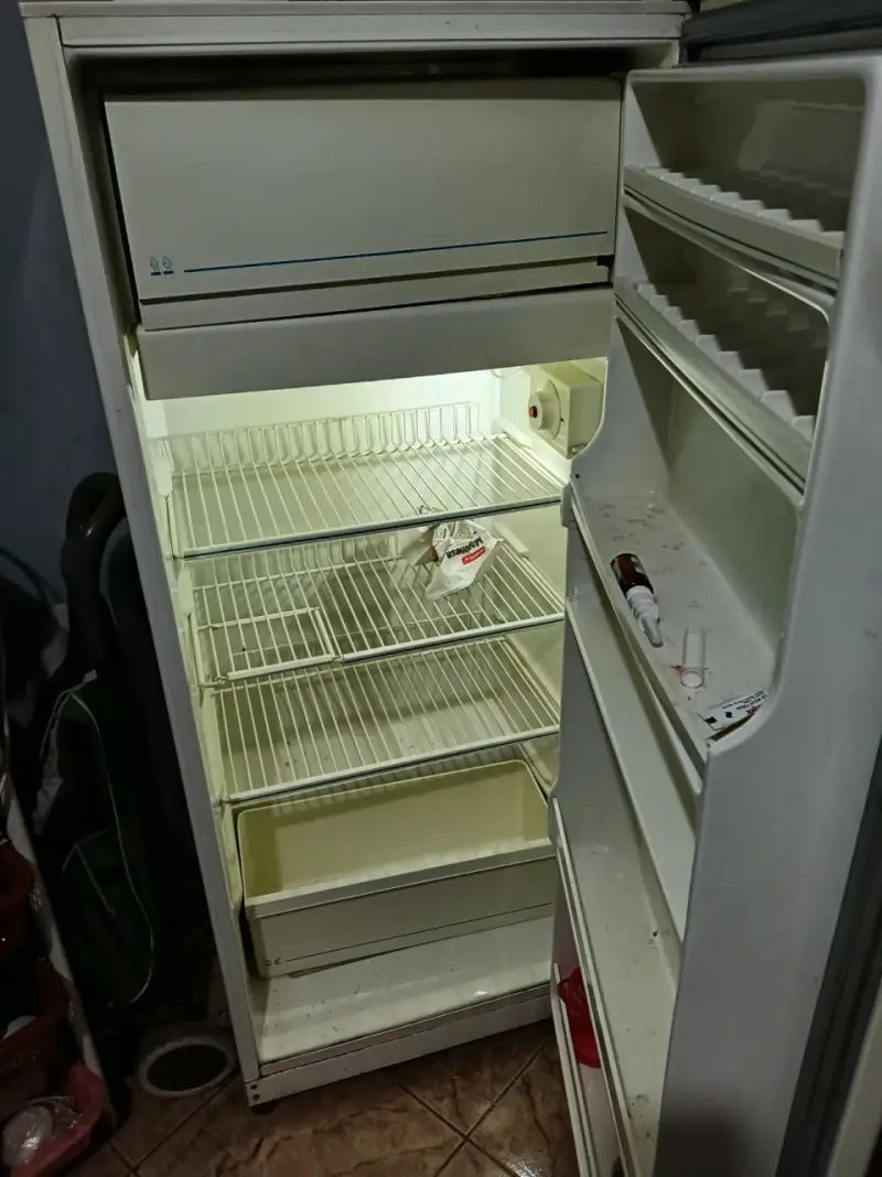 Refrigerador con congelador superior - 4