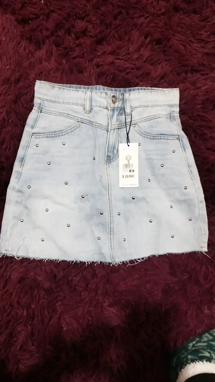 Falda de mezclilla con tachas talla S
