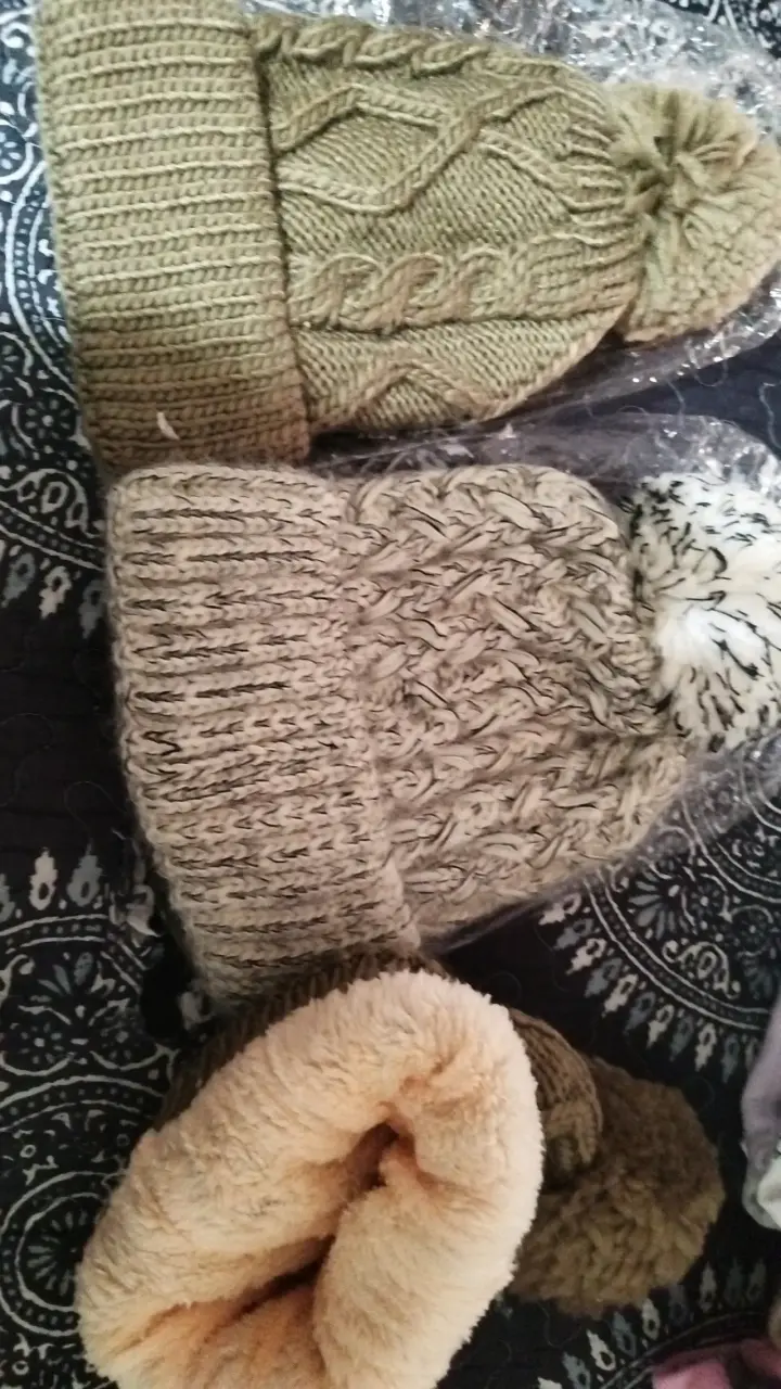 Gorros de lana tejidos con pompones