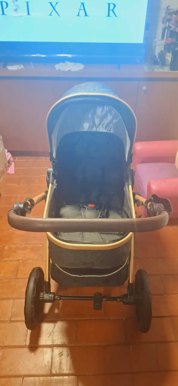 Coche de bebé plegable con capota negra - 1