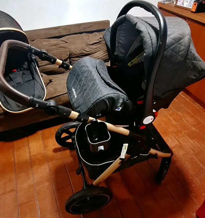 Coche de bebé plegable con capota negra - 2