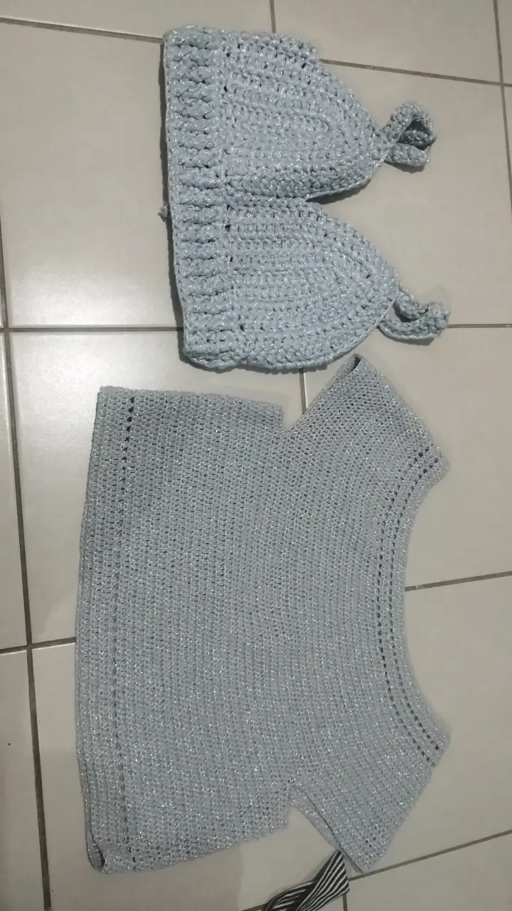 Conjunto top y blusa tejido a crochet gris