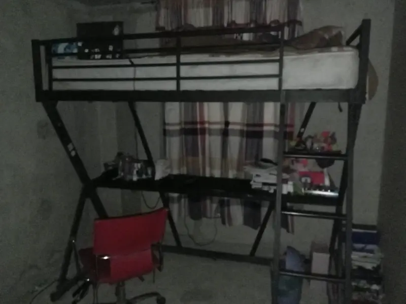 Cama alta con escritorio integrado