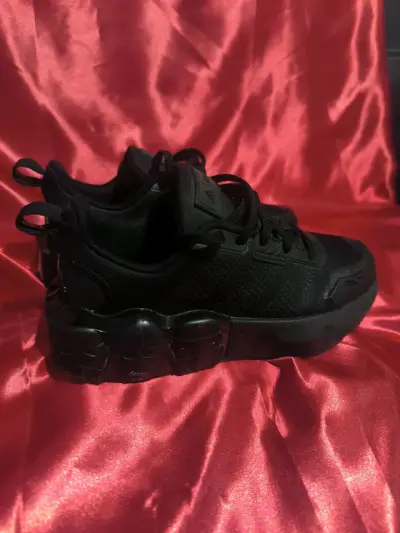 Zapatillas negras deportivas con diseño especial - miniatura 1