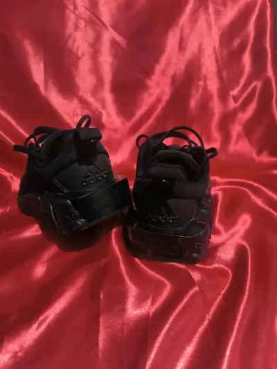 Zapatillas negras deportivas con diseño especial - miniatura 4