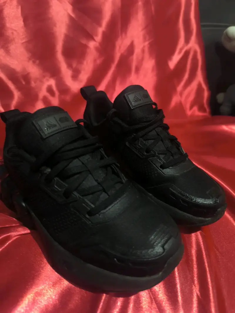 Zapatillas negras deportivas con diseño especial - 5