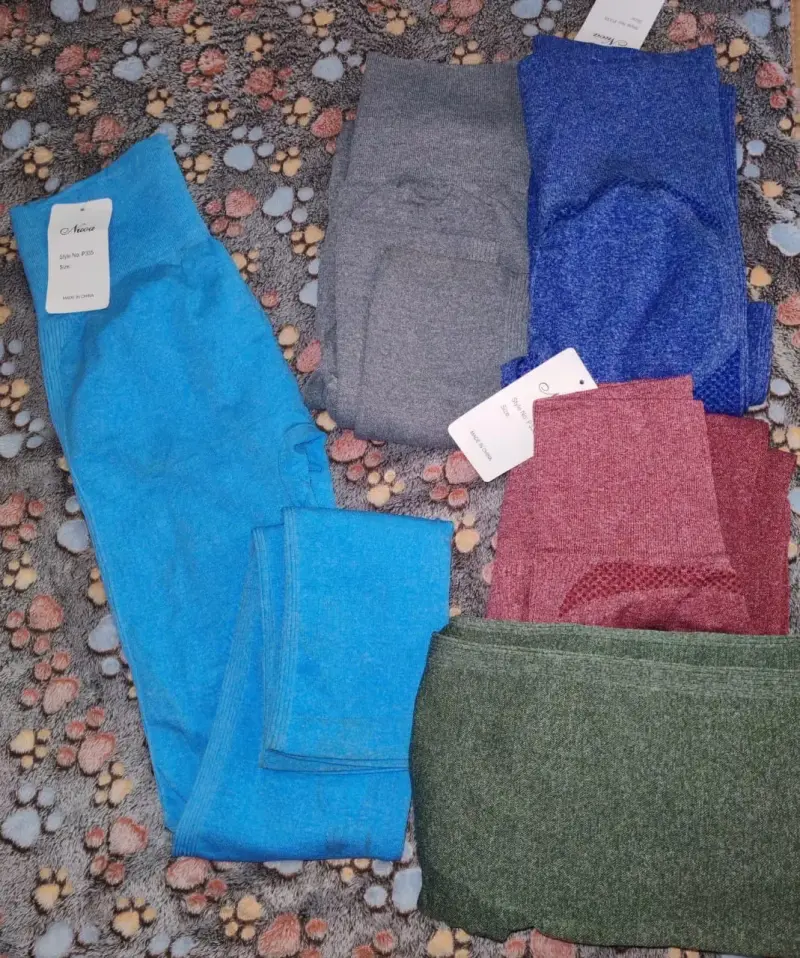 Conjunto de leggings deportivos de colores variados - 1