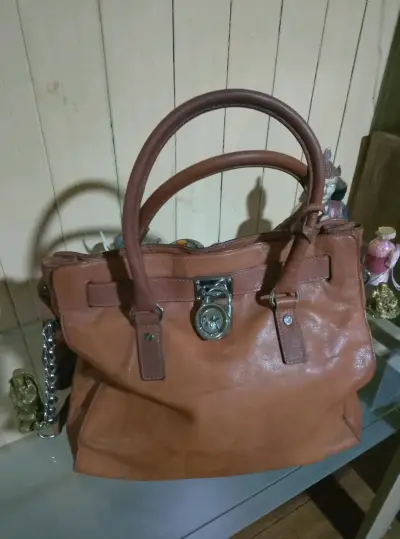 Bolso de cuero marrón con cierre metálico - miniatura 1