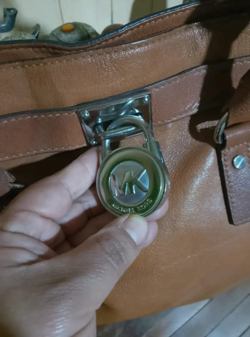 Bolso de cuero marrón con cierre metálico - 2