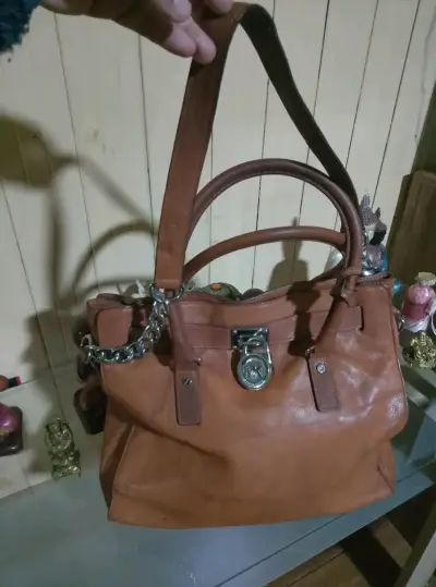 Bolso de cuero marrón con cierre metálico - miniatura 3