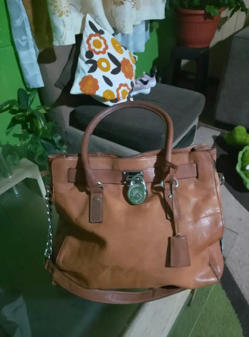 Bolso de cuero marrón con cierre metálico - 4