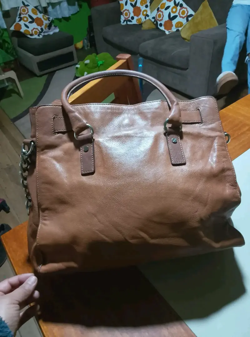 Bolso de cuero marrón con cierre metálico - 5