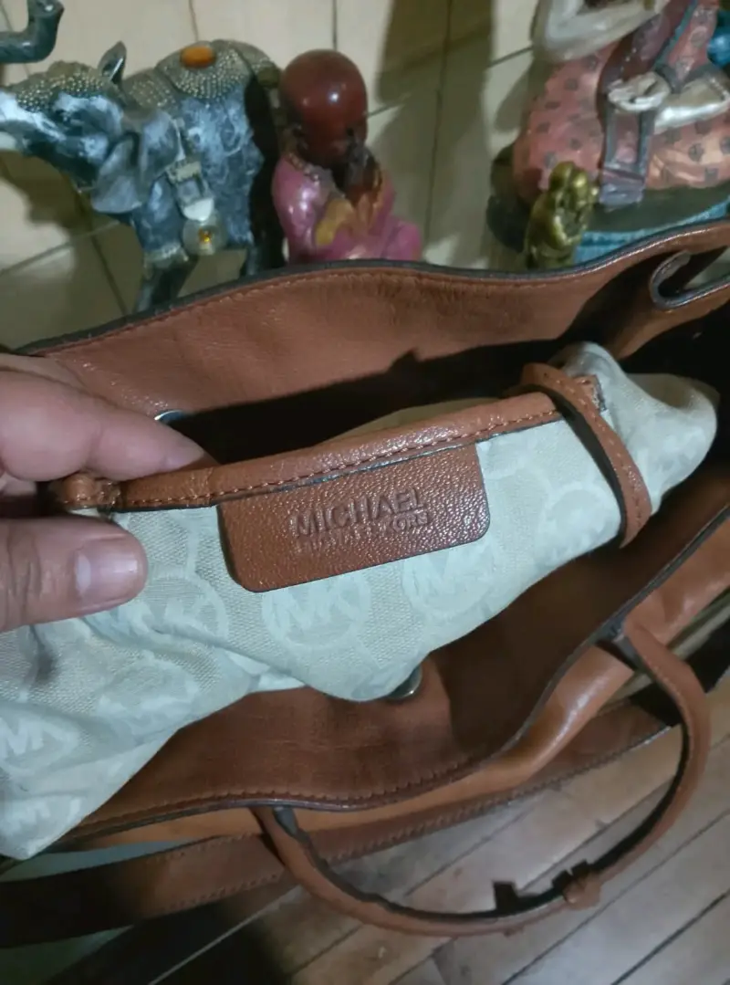 Bolso de cuero marrón con cierre metálico - 6