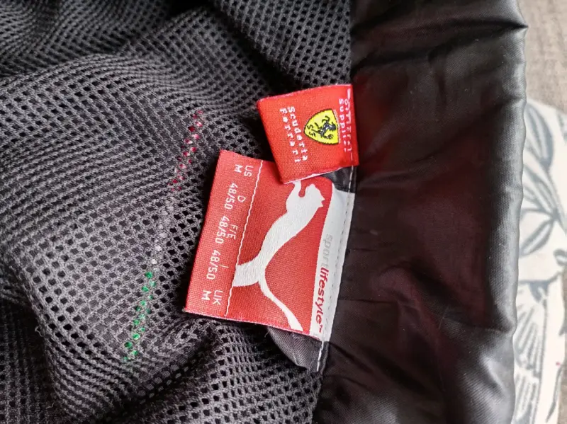 Chaqueta deportiva Puma Ferrari negra y roja - 4
