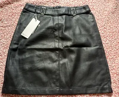 Falda de cuero negra MNL nueva - miniatura 1