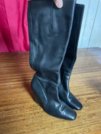 Botas negras de cuero con tacón alto - miniatura 1