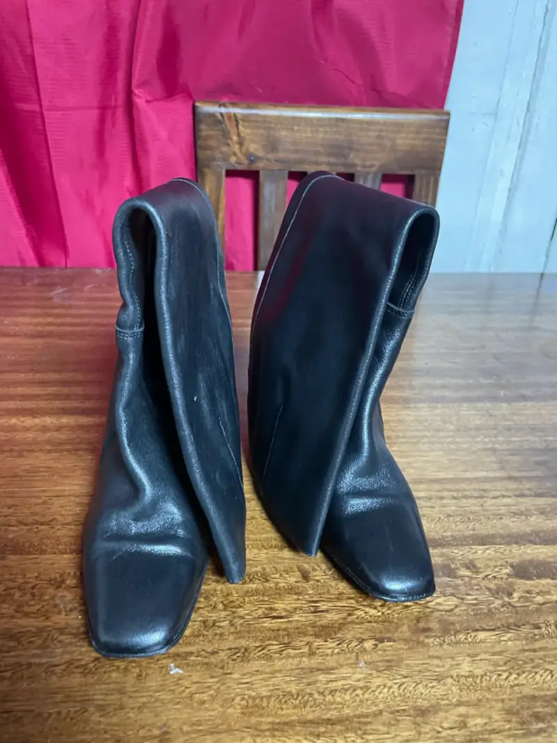 Botas negras de cuero con tacón alto - 2