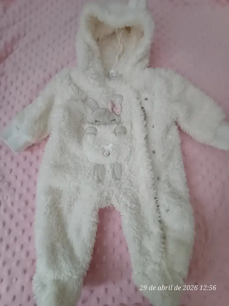 Enterito de bebé con diseño de conejo