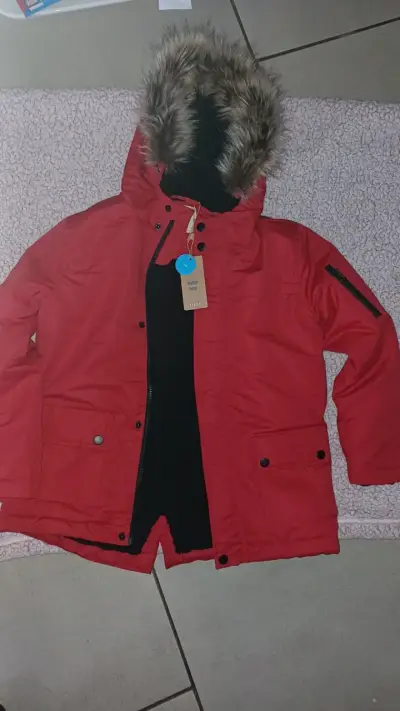 Chaqueta roja para niño con capucha de piel - miniatura 1