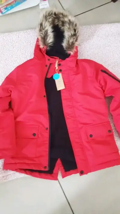 Chaqueta roja para niño con capucha de piel - miniatura 2