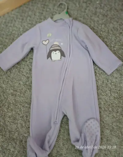 Pijama enterito de bebé color lila con pingüino - miniatura 1