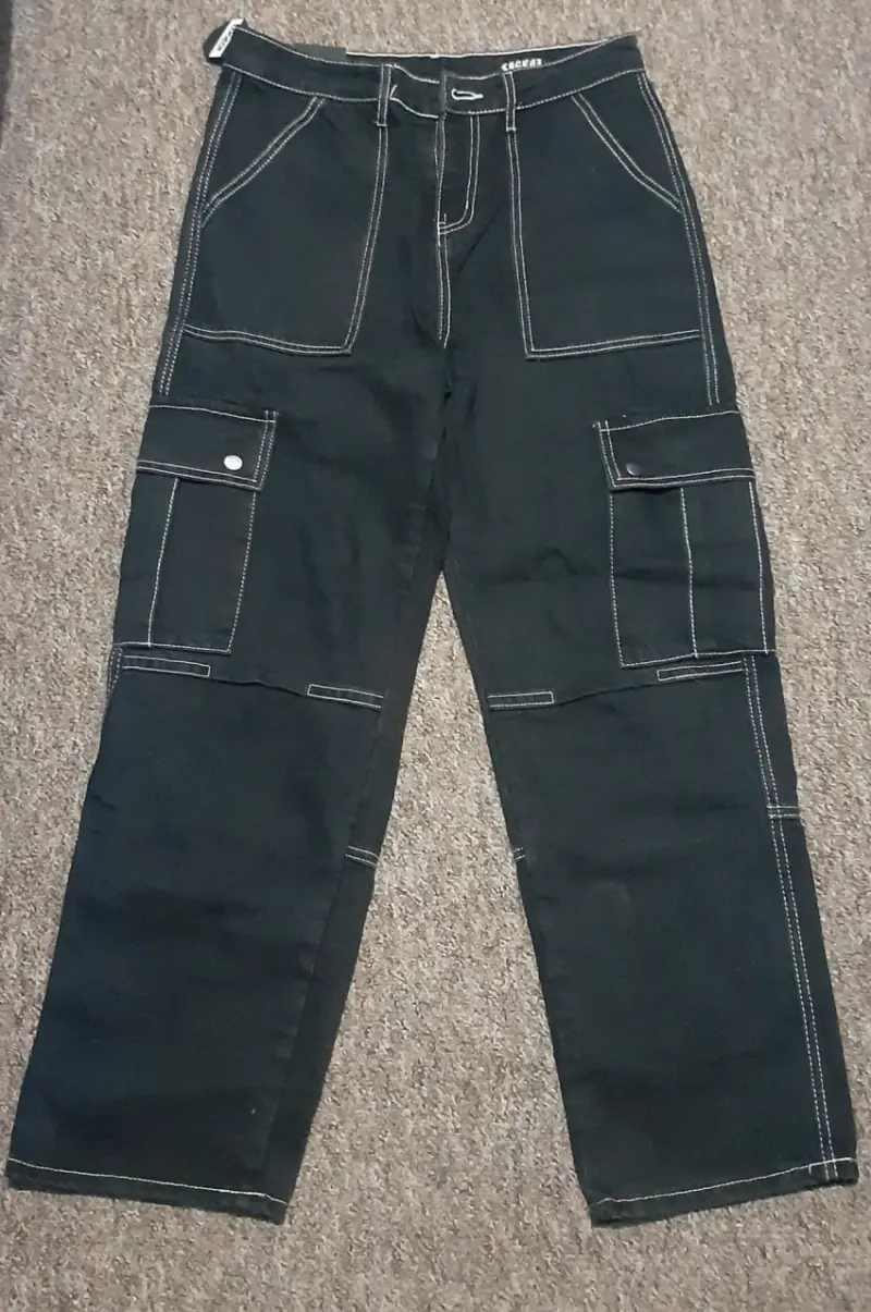Pantalones cargo negros con bolsillos - 1