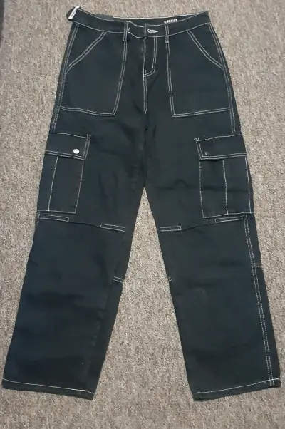 Pantalones cargo negros con bolsillos - miniatura 1