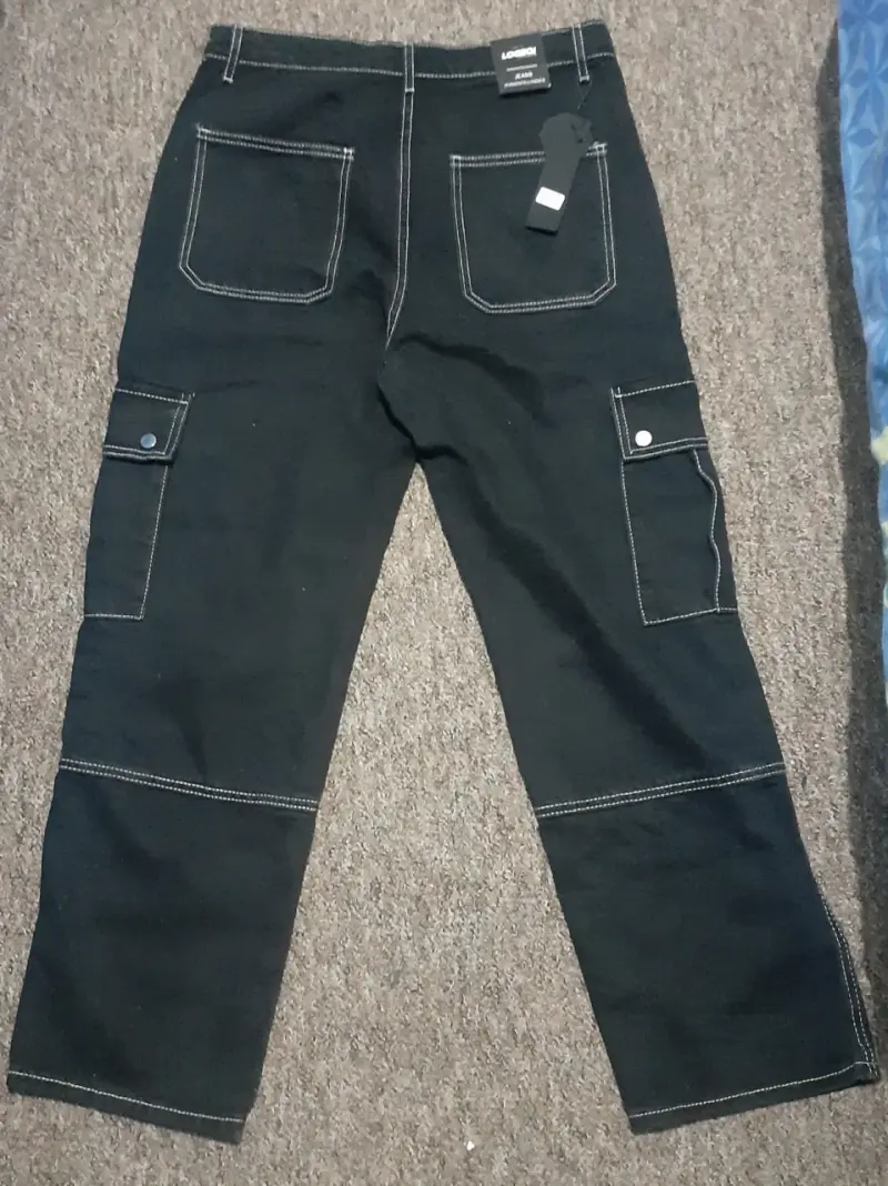 Pantalones cargo negros con bolsillos - 2