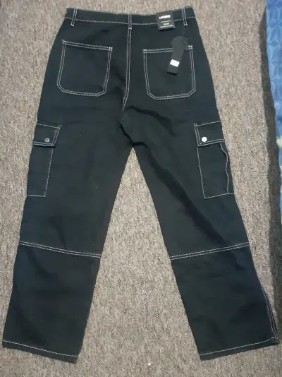 Pantalones cargo negros con bolsillos - miniatura 2