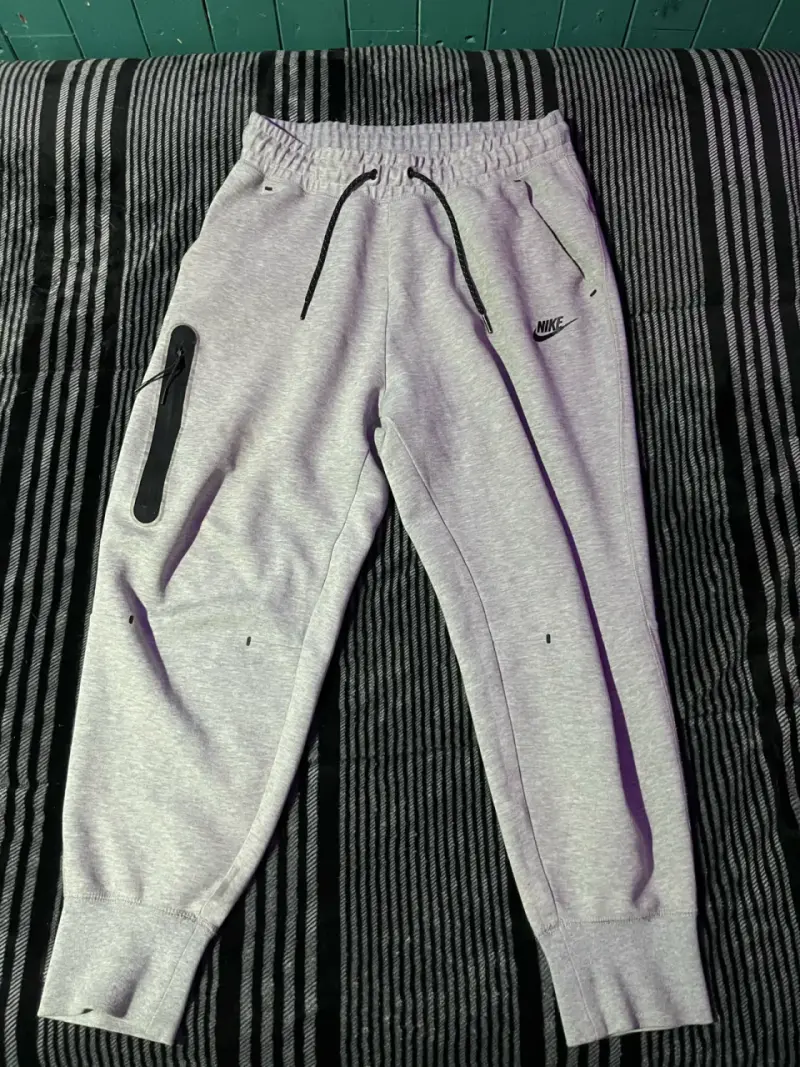 Pantalones deportivos Nike grises con bolsillo - 1