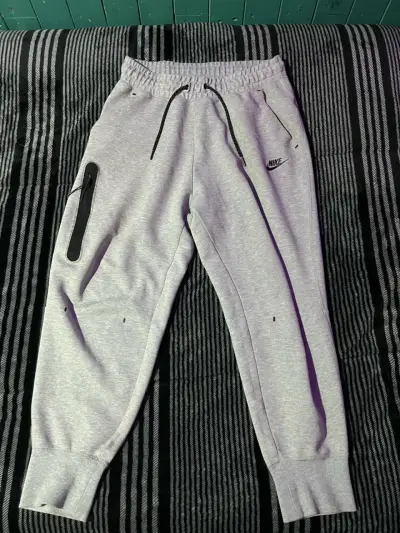 Pantalones deportivos Nike grises con bolsillo - miniatura 1