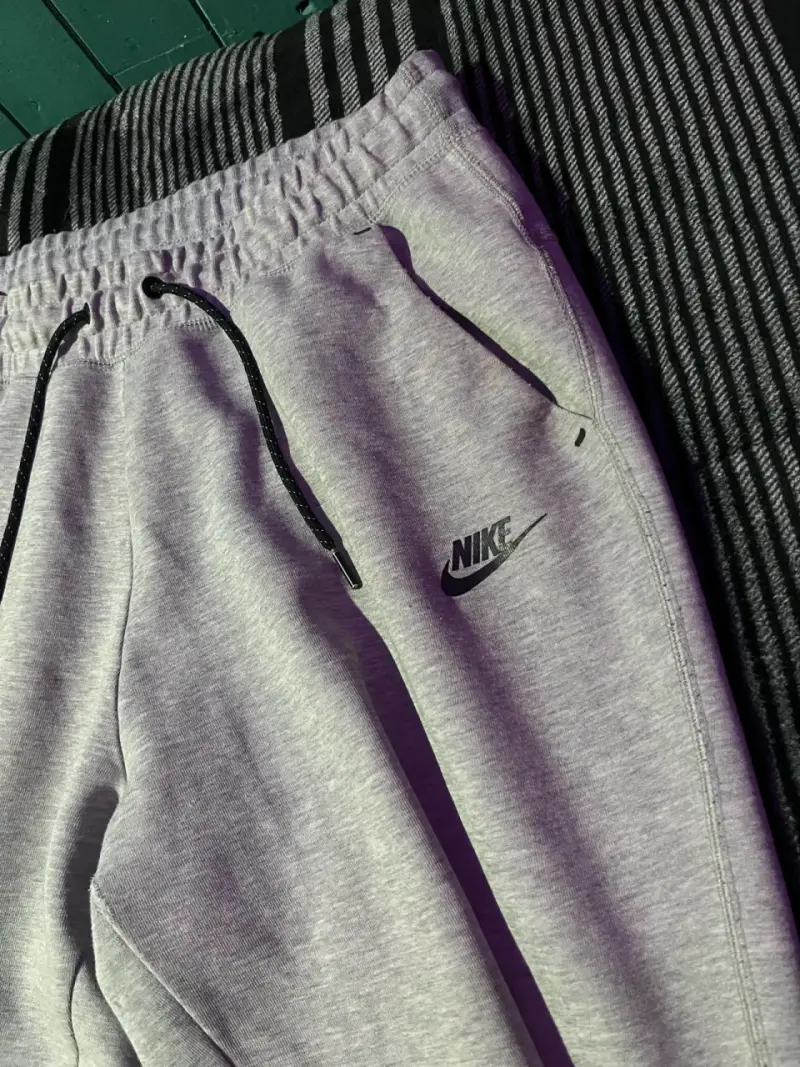 Pantalones deportivos Nike grises con bolsillo - 2