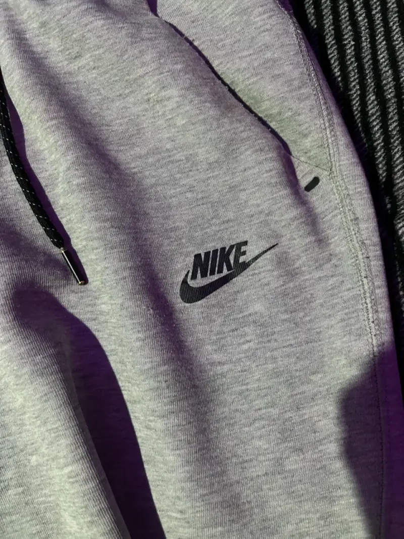 Pantalones deportivos Nike grises con bolsillo - 3