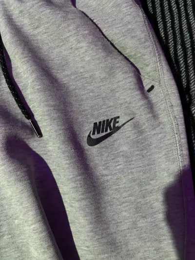 Pantalones deportivos Nike grises con bolsillo - miniatura 3