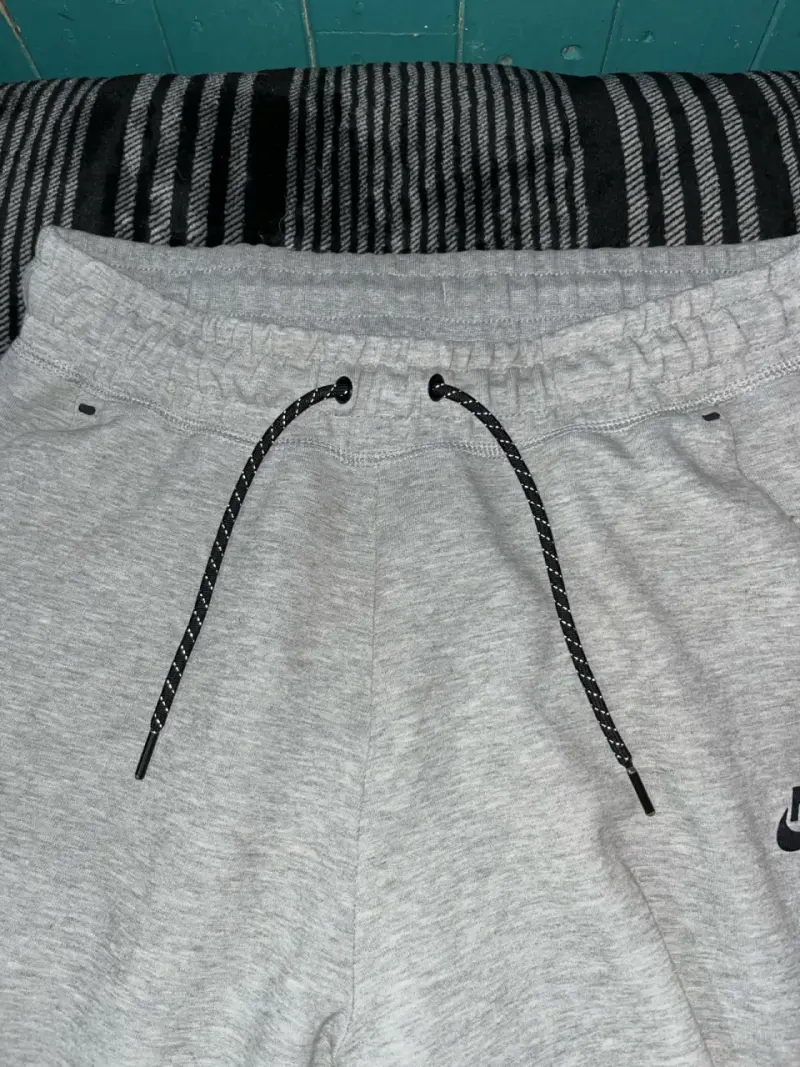 Pantalones deportivos Nike grises con bolsillo - 4