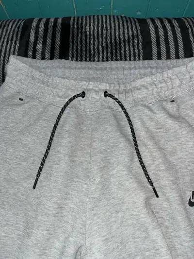 Pantalones deportivos Nike grises con bolsillo - miniatura 4