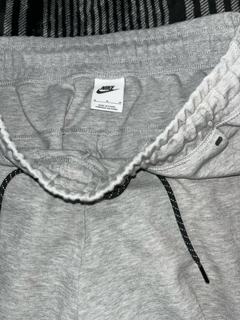 Pantalones deportivos Nike grises con bolsillo - 5