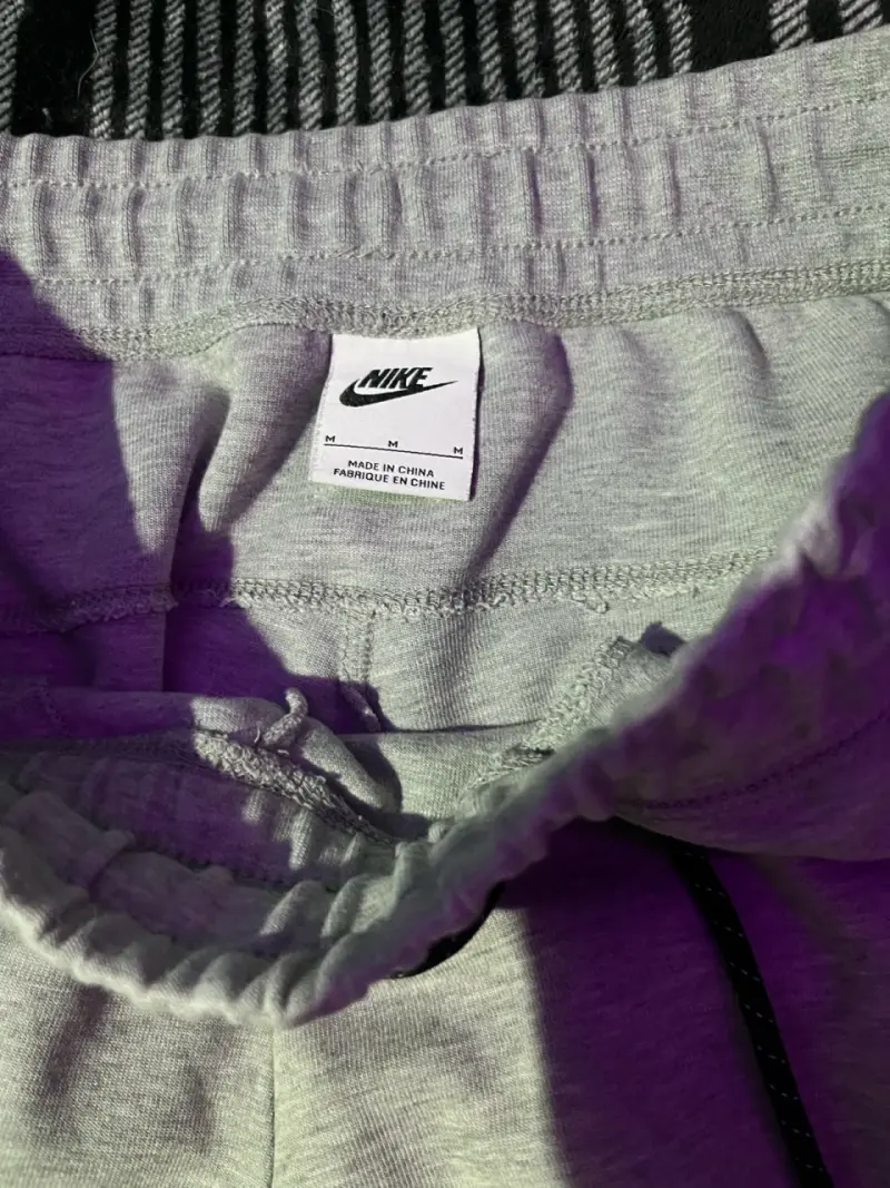 Pantalones deportivos Nike grises con bolsillo - 6