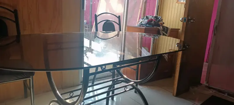 Mesa de comedor de vidrio y metal - 1