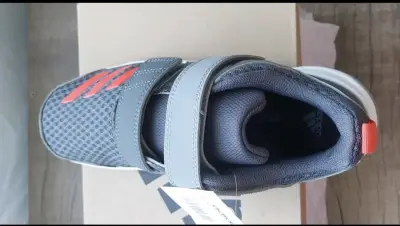 ZAPATILLAS ADIDAS FORTAGYM CF K GRISES PARA NIÑOS - miniatura 5