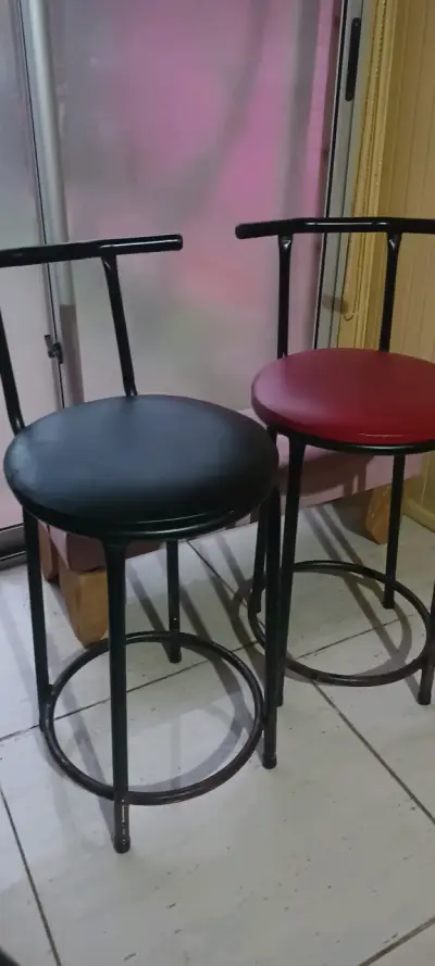 Set de dos taburetes altos metálicos - miniatura 1