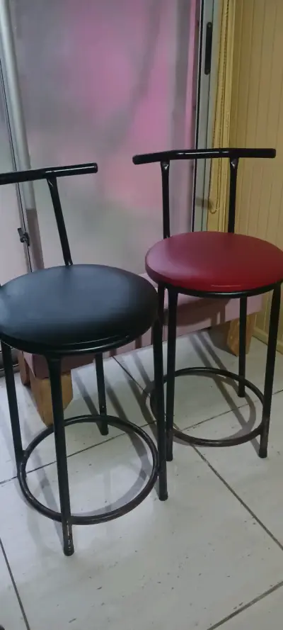 Set de dos taburetes altos metálicos - miniatura 2