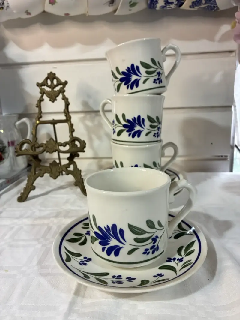 Juego de tazas de loza inglesa con diseño floral - 1