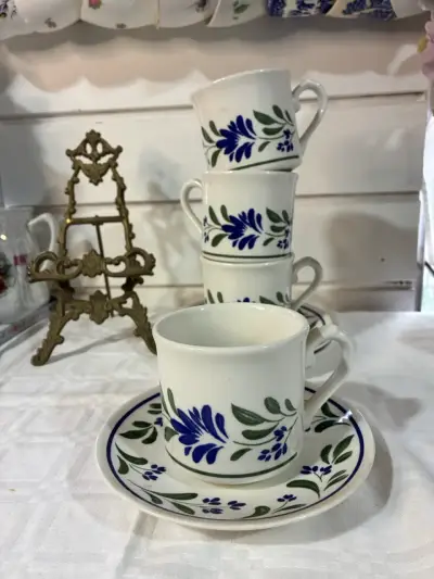 Juego de tazas de loza inglesa con diseño floral - miniatura 1