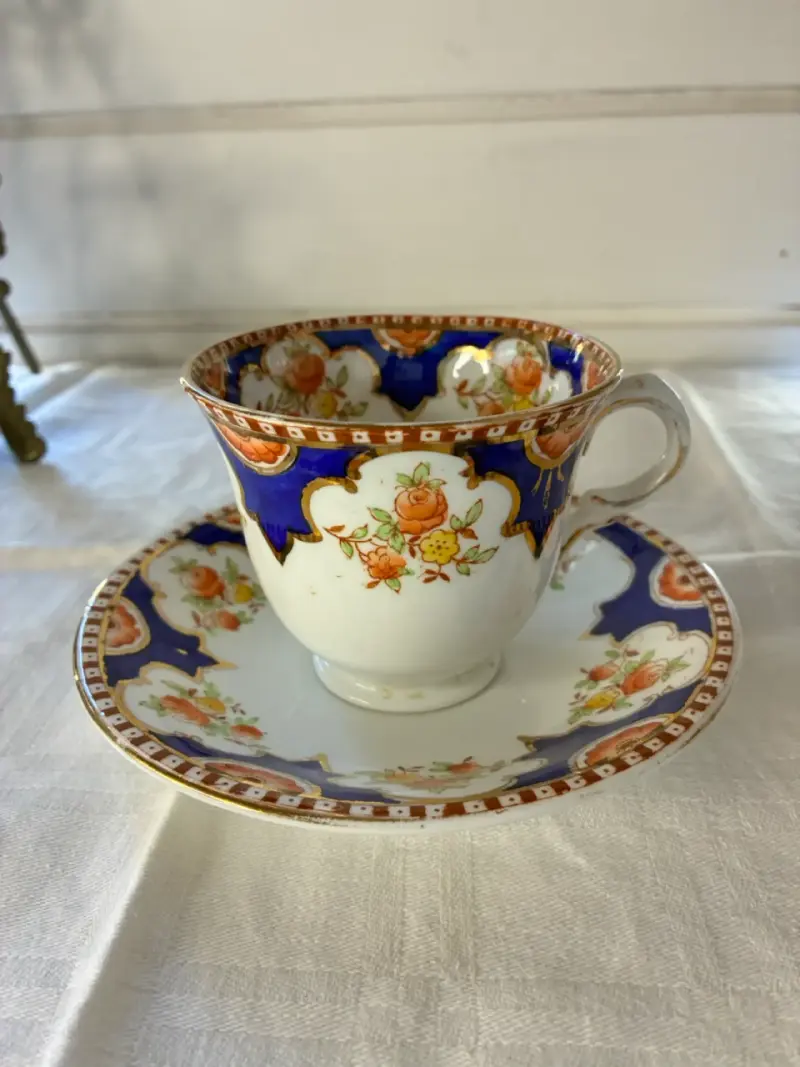 Taza de té vintage con diseño floral - 1