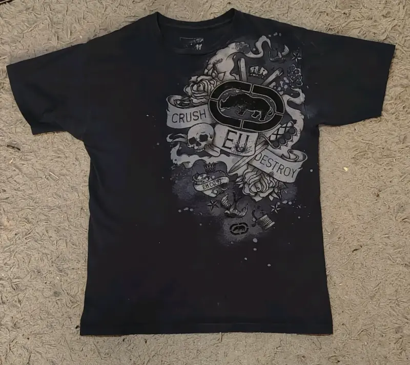 Polera con diseño y2k Ecko - 1