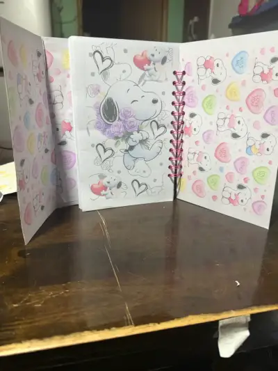Agendas medianas Snoopy con diseño de corazones - miniatura 1